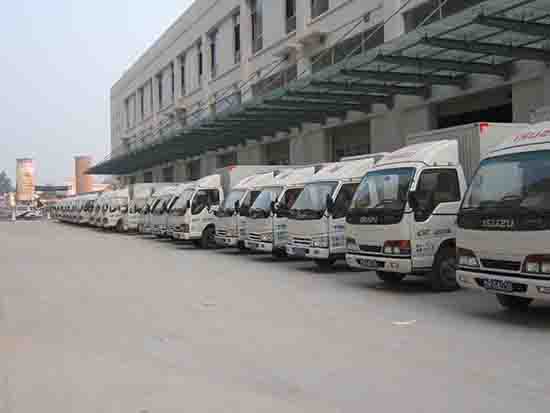 城市动脉的守护者 规格统一、标示鲜明、整装待发的现代物流与环卫车队